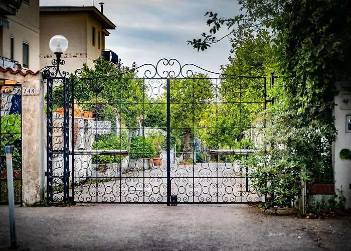 Hidden Garden & Bed & Breakfast 4*