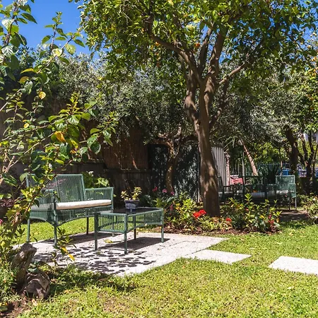 לינה וארוחת בוקר Hidden Garden & 4*