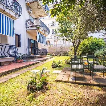 לינה וארוחת בוקר Hidden Garden & סורנטו