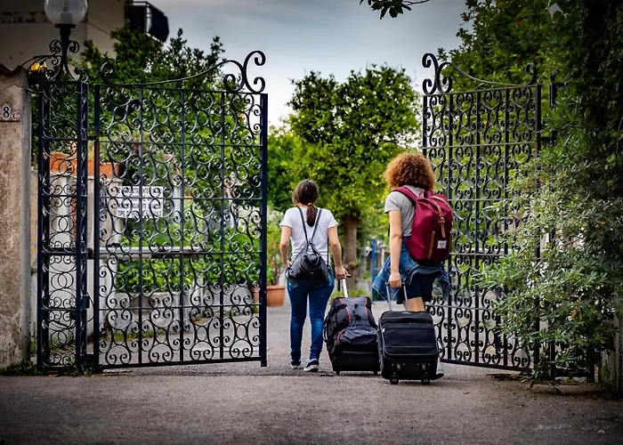 לינה וארוחת בוקר Hidden Garden & סורנטו