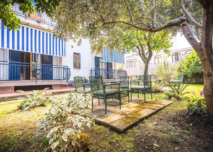 לינה וארוחת בוקר Hidden Garden & 4*